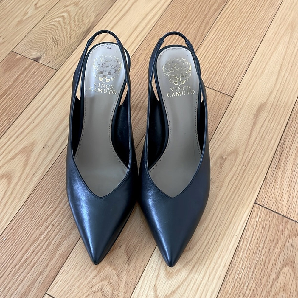Black Vince CAMUTO leather dress shoes, 3 1/2“ heels.